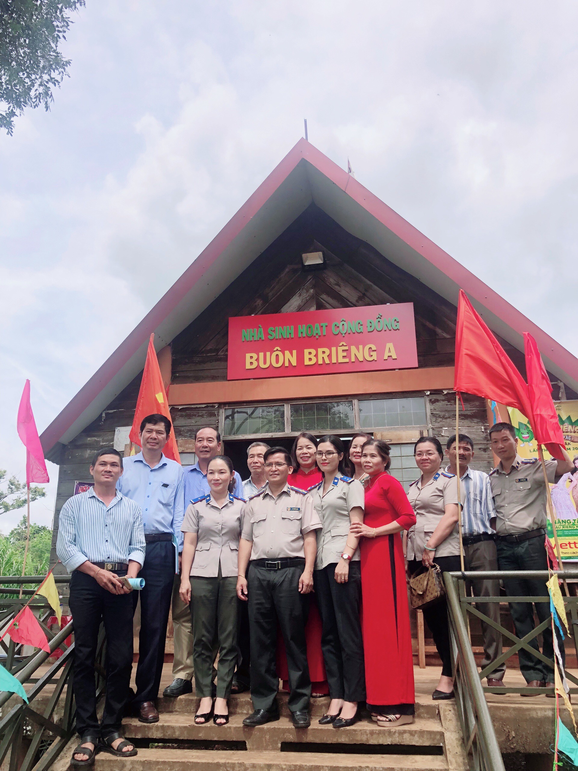 Các Cơ Quan Ban Ngành, Đoàn Thể Của Tỉnh, Huyện, Xã và Các Trường Học  Thực Hiện Công Tác Kết Nghĩa Với Các Buôn Đồng Bào Dân Tộc Thiếu Số Trên Địa Bàn Xã Êa Knuếc 